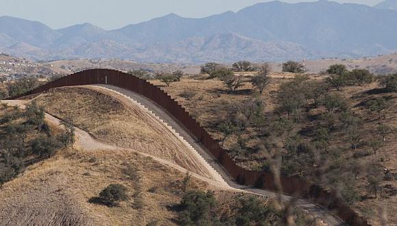 Barrera construida para evitar que inmigrantes crucen la frontera en Arizona. (AP)