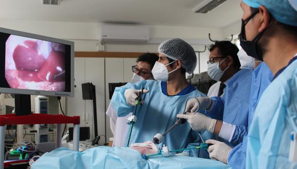 Médicos de EsSalud se capacitan en cirugía laparoscópica de avanzada con brazo robótico (Foto: EsSalud)