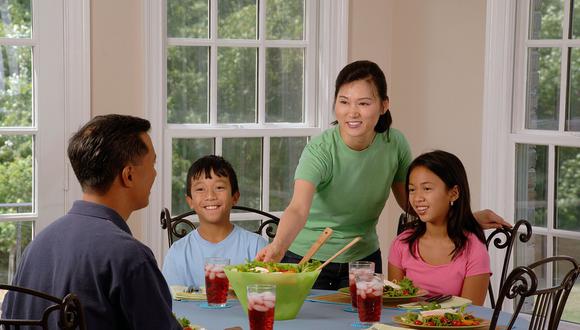 La mesa es el lugar perfecto para pasarla en familia, pero sobre todo para agradecerle a tu hijo por haber hecho algo bien. (Foto: Pixabay)&nbsp;