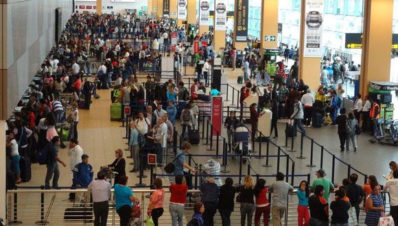 Gobierno confirma eliminación del metro de distancia social en aeropuertos del Perú. (GEC)