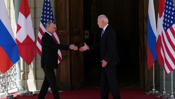 El presidente estadounidense Joe Biden (derecha) y el presidente ruso Vladimir Putin se dan la mano a su llagada a la Villa La Grange, en Ginebra. (EFE / EPA / ALEXANDER ZEMLIANICHENKO).