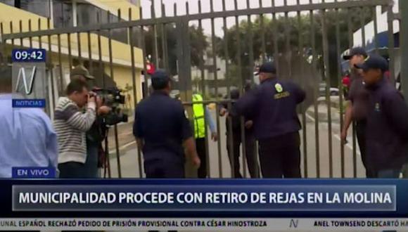 Alcalde de la Molina encabezó operación que procedió con abrir rejas colocadas en calles sin autorización. (Captura: Canal N)
