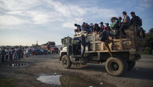 La caravana de unos 7 mil migrantes centroamericanos, la mayoría hondureños, que busca llegar a los Estados Unidos, arribó a Juchitán, en el sur de México. | Foto: EFE