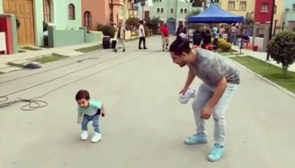 'De vuelta al barrio': Hijo de Erick Elera enternece con este baile en el set de grabación. (América TV)