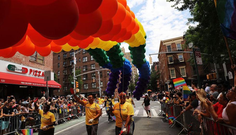 Miles de personas se congregaron en la Quinta avenida para marchar por el Orgullo Gay. (AFP)