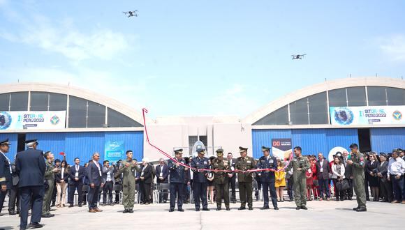 El Comandante General de la FAP, General del Aire, Javier Alfonso Artadi Saletti inauguró el I Salón Internacional Tecnológico SITDRONE Perú 2022, en una ceremonia realizada en el anfiteatro de la Escuela de Oficiales de la FAP.