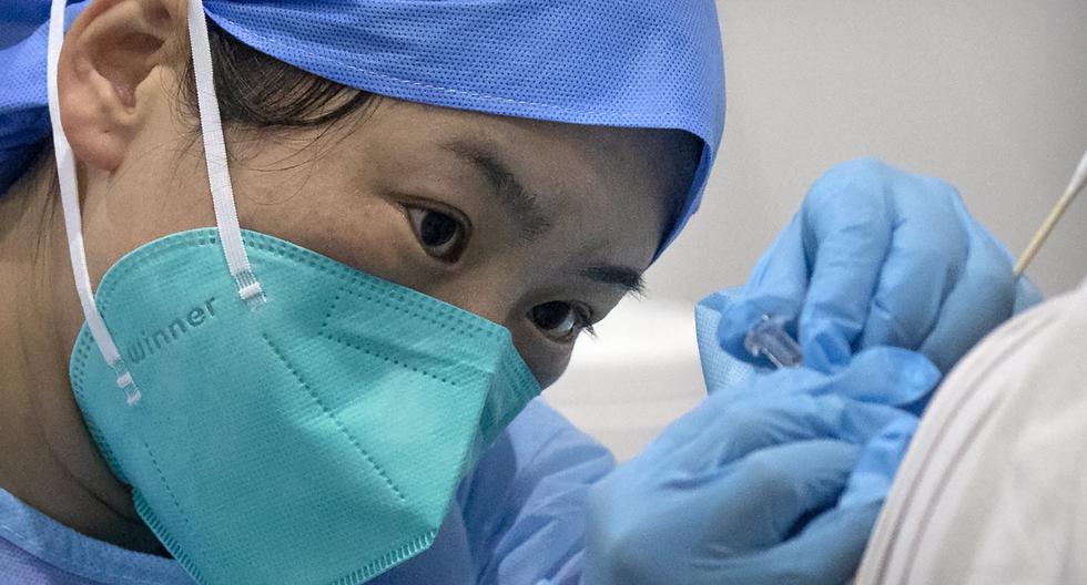 Una enfermera aplica una dosis de la vacuna contra el coronavirus, en China. (AP/Mark Schiefelbein).