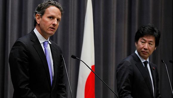 Geithner y Azumi anunciaron respaldo mutuo en conferencia de prensa. (Reuters)