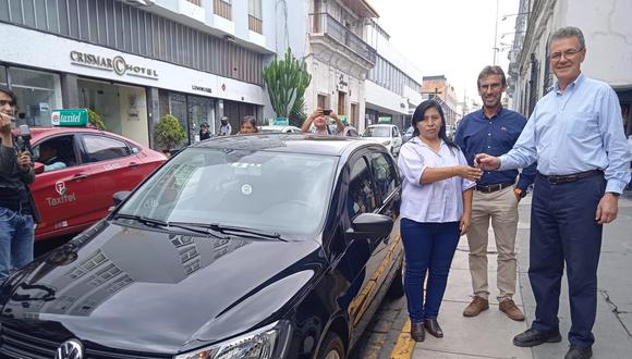 La Asociación Automotriz del Perú (APP) sede Arequipa, donó un auto completamente nuevo a la propietaria del taxi quemado, Lucrecia Huachani.