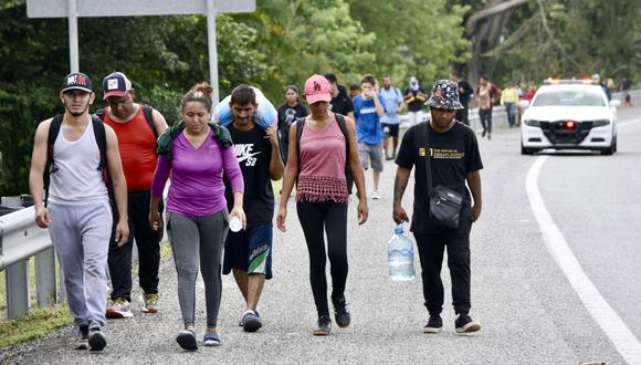 Migrantes venezolanos caminan hacia Tapachula desde Huixtla, estado de Chiapas, México, el 14 de octubre de 2022. (Foto de AFP)