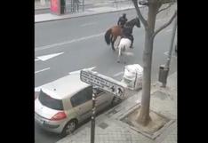 España: policía persiguió en caballo a un ciclista que no respetó el estado de alarma en Madrid