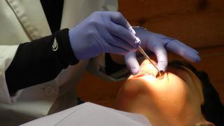 Dentista extraía dientes a pacientes sanos para ganar dinero: irá a la cárcel