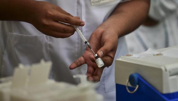 Una enfermera prepara una dosis de la vacuna Pfizer-BioNTech contra COVID-19 en un centro de vacunación en la Ciudad de México. (Foto: PEDRO PARDO / AFP)