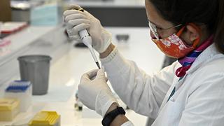 Coronavirus: AstraZeneca y Oxford reanudan ensayos de su potencial vacuna
