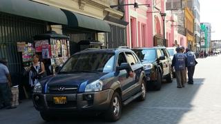 Policía Nacional se burla de la ley y estaciona vehículos en paseo peatonal