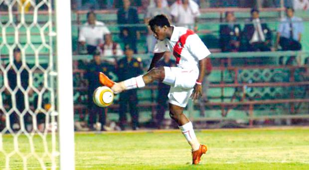 Andrés Mendoza missed a scoring opportunity that will always be remembered by the Peruvian national team.  (Photo: FPF)