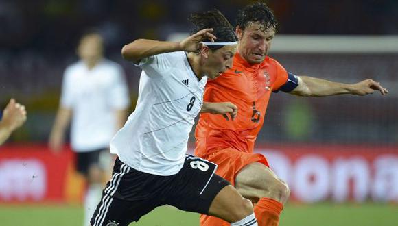Van Bommel buscando frenar el avance de Özil. (Reuters)