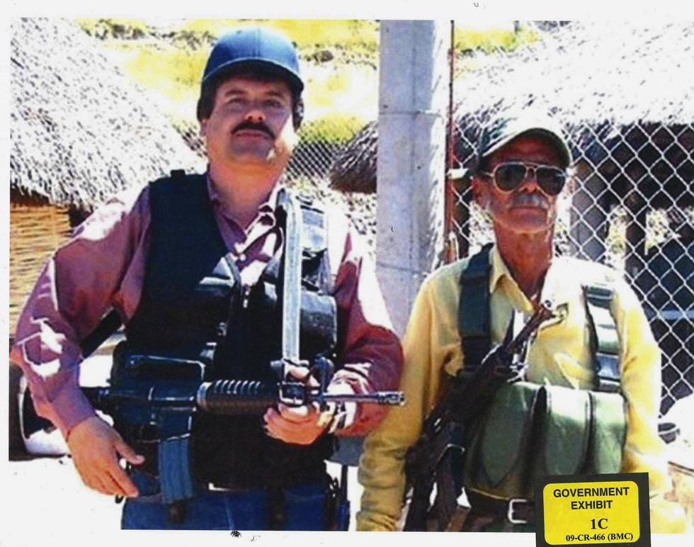En esta foto sin fecha proporcionada por la Oficina del Fiscal de los Estados Unidos para el Distrito Este de Nueva York, Joaquín "El Chapo" Guzmán, a la izquierda, posa con un hombre no identificado. (Foto: AP)