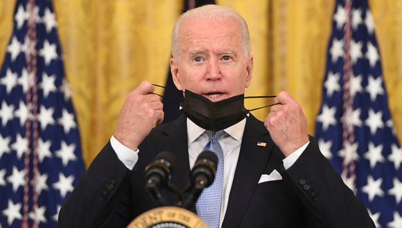 El presidente de los Estados Unidos, Joe Biden, se quita la mascarilla antes de hablar sobre las vacunas contra el COVID-19 en el Salón Este de la Casa Blanca en Washington, DC, el 29 de julio de 2021. (Foto de SAUL LOEB / AFP)