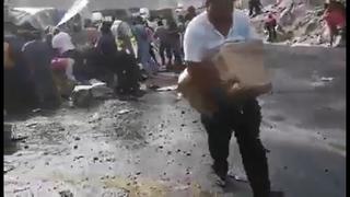 Policía llora al ver saqueo de camión cargado de víveres que se volcó en Ica [VIDEO]