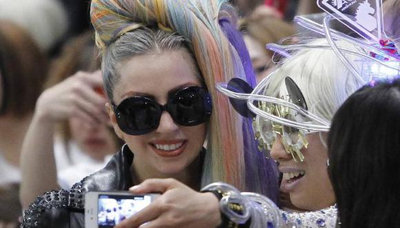 Lady Gaga con fánaticos en el aeropuerto de Narita, Japón. (Reuters)