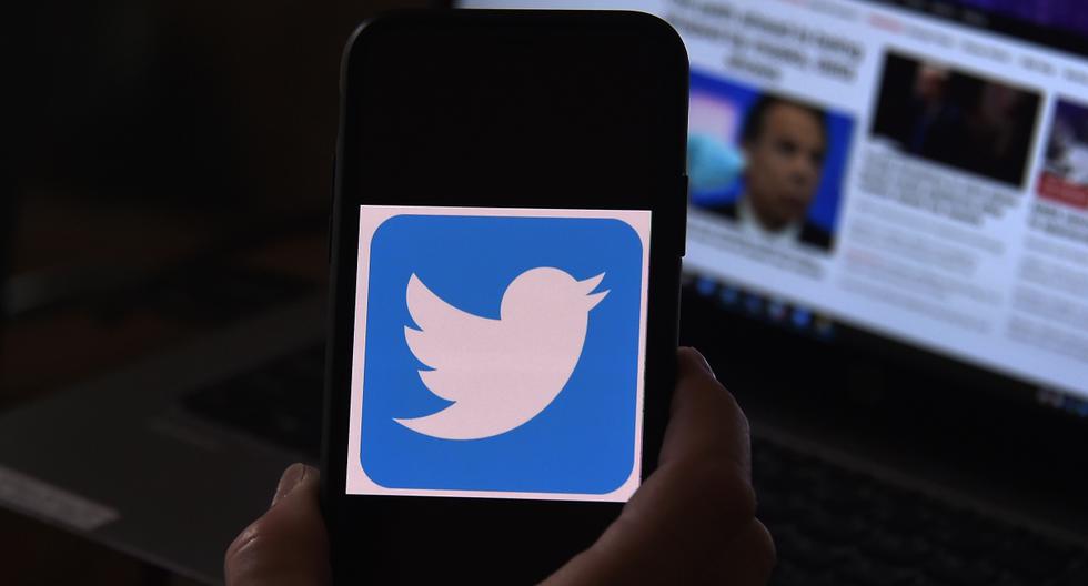 En esta ilustración fotográfica, se muestra un logotipo de Twitter en un teléfono móvil el 27 de mayo de 2020, en Arlington, Virginia. (Olivier DOULIERY / AFP).