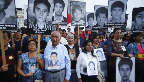Familiares de las víctimas de La Cantuta fueron a marchar este lunes 25 en la Plaza San Martín. (Perú21)