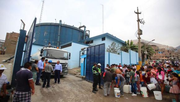 Los vecinos de San Juan de Lurigancho llevan siete días sin tener el servicio de agua en sus casas. (Foto. Giancarlo Ávila/El Comercio)