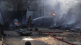 La Victoria: Reportan incendio en un almacén de productos químicos