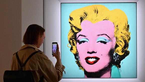 El icónico cuadro, titulado "Shot Sage Blue Marilyn" se convierte así en la segunda obra más cara de la historia vendida en subasta. (Foto: Angela Weiss / AFP)