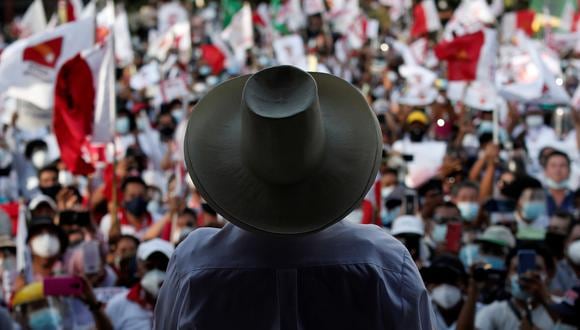 Peru's presidential candidate Pedro Castillo of Peru Libre party, who will compete head-to-head with right-wing candidate Keiko Fujimori in a second-round ballot in June, speaks to supporters during a rally in Lima, Peru April 27, 2021. REUTERS/Angela Ponce