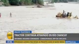 Chiclayo: Tractor queda atrapado en río mientras realizaba trabajos de descolmatación