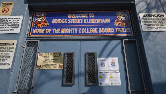 La Escuela Primaria Bridge Street, parte del Distrito Escolar Unificado de Los Ángeles (LAUSD), se ve el 14 de agosto de 2020 antes del comienzo del año escolar. (Foto de Robyn Beck / AFP)