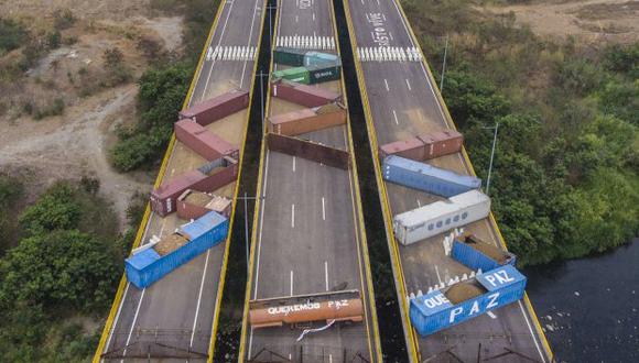 El régimen de Nicolás Maduro ordenó colocar contenedores para bloquear el paso por el Puente Tienditas que une Tachira (Venezuela) y Cucuta (Colombia). (Foto: AFP)