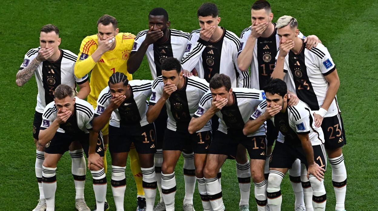 Los futbolistas alemanes se taparon la boca con la mano a la hora de tomarse la foto oficial del equipo antes de su debut en el Mundial de Qatar 2022 frente a Japón a manera de protesta contra la amenaza de sanciones deportivos por parte de la FIFA para evitar que se utilice el brazalete de ‘One Love’ en la cita mundialista.