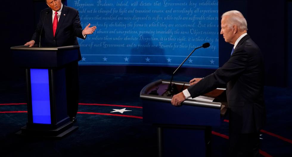 El presidente de Estados Unidos, Donald Trump, hace un gesto hacia el candidato presidencial demócrata Joe Biden durante el debate en la Universidad de Belmont en Nashville, Tennessee. (EFE/EPA/Morry Gash / POOL).