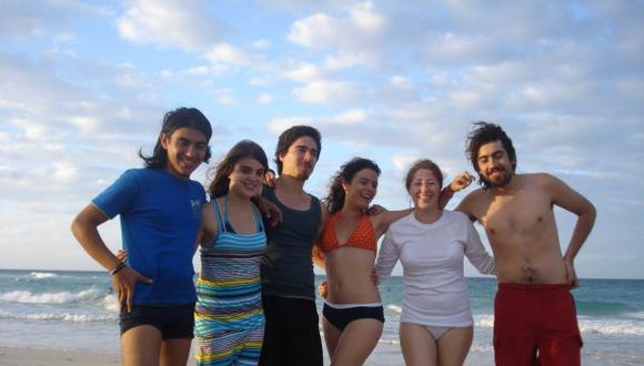 Vallejo y otros dirigentes en la playa. Fuente: @musa_de_lirio