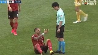 YouTube viral: árbitro se negó a darle la mano a jugador para pararse en inicio de la liga surcoreana
