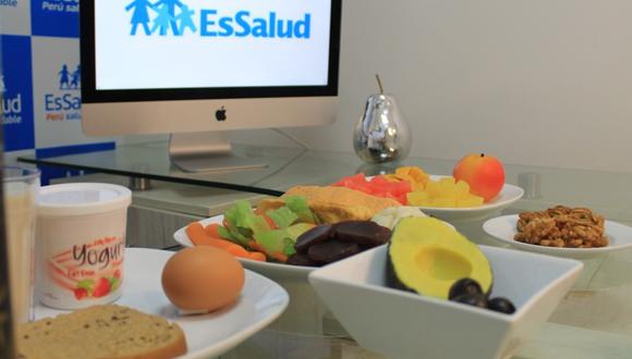 Edinson Sánchez, nutricionista clínico, del Hospital Nacional Alberto Sabogal de EsSalud, recomendó no descuidar el consumo verduras. (Foto: EsSalud)