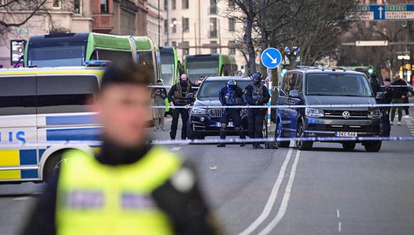 Los comandos de la policía se preparan cuando llegan a la escena de un incidente reportado en la Escuela Latina en Malmo, Suecia, el 21 de marzo de 2022, que dejó a varias personas heridas. (Foto de Johan NILSSON / varias fuentes / AFP)