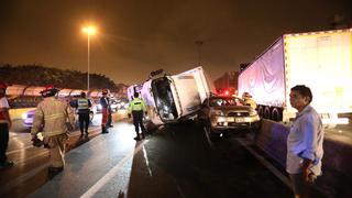 Camión y camioneta se vuelcan y generan congestión en ambas vías de la Panamericana Sur