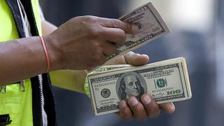 Tipo de cambio sube por demanda de dólares de extranjeros y de bancos