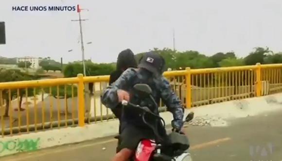 Dos delincuentes en moto fueron captados en vivo cuando quisieron asaltar a una reportera. (Foto: Twitter)