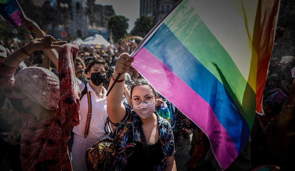 Participantes caminan en la XXX marcha del orgullo gay hoy sábado en Buenos Aires Argentina. Buenos Aires celebra su XXX Marcha del Orgullo LGBTIQ+. (Foto: EFE / Juan Ignacio Roncoroni)