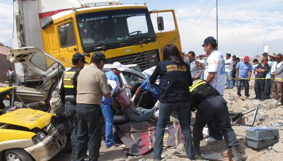 Tanto la víctima como los dos heridos viajaban en la combi que fue impactada por el camión. (USI/Referencial)