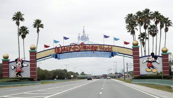 Entrada de Walt Disney World, en Florida, parque temático cerrado desde marzo pasado por el COVID-19 (AP).