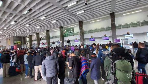 Decenas de pasajeros varados en Cusco esperando la reanudación de sus viajes. Foto: Andina