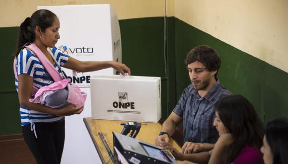"Parte del atractivo del voto viciado y en blanco estaría en enviar un mensaje de disconformidad a los políticos", sostiene De Belaunde. (Foto: Martin Bernetti / AFP)