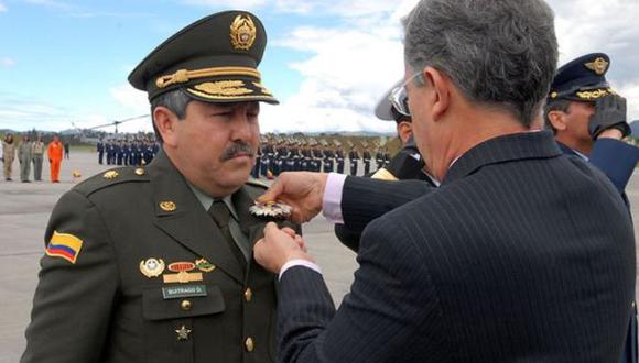 Flavio Buitrago recibiendo condecoración de Álvaro Uribe. (Diario El Universal de Colombia)