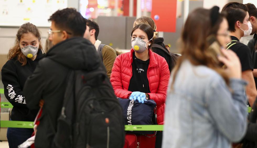 Viajeros estadounidenses y europeos se apresuraban en el aeropuerto de Barajas de Madrid a tomar los últimos vuelos de regreso a Estados Unidos antes de que una suspensión de 30 días por coronavirus entre en vigor en la medianoche del viernes. (Reuters).
